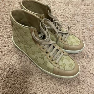 Gucci  logo women sneaker used one time